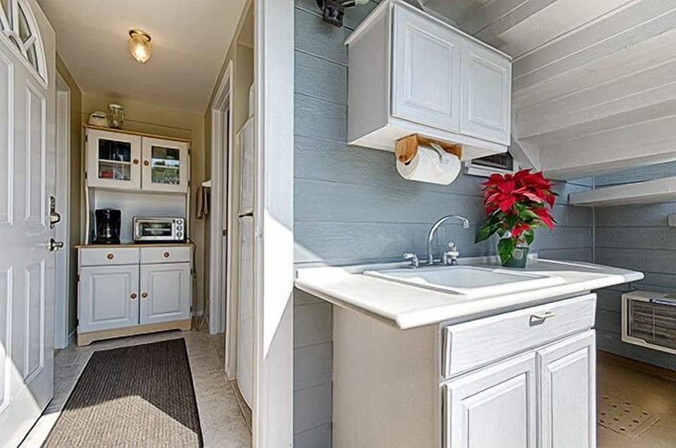 East suite kitchen area