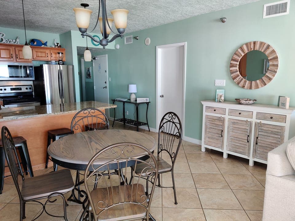 Dining area with expandable table