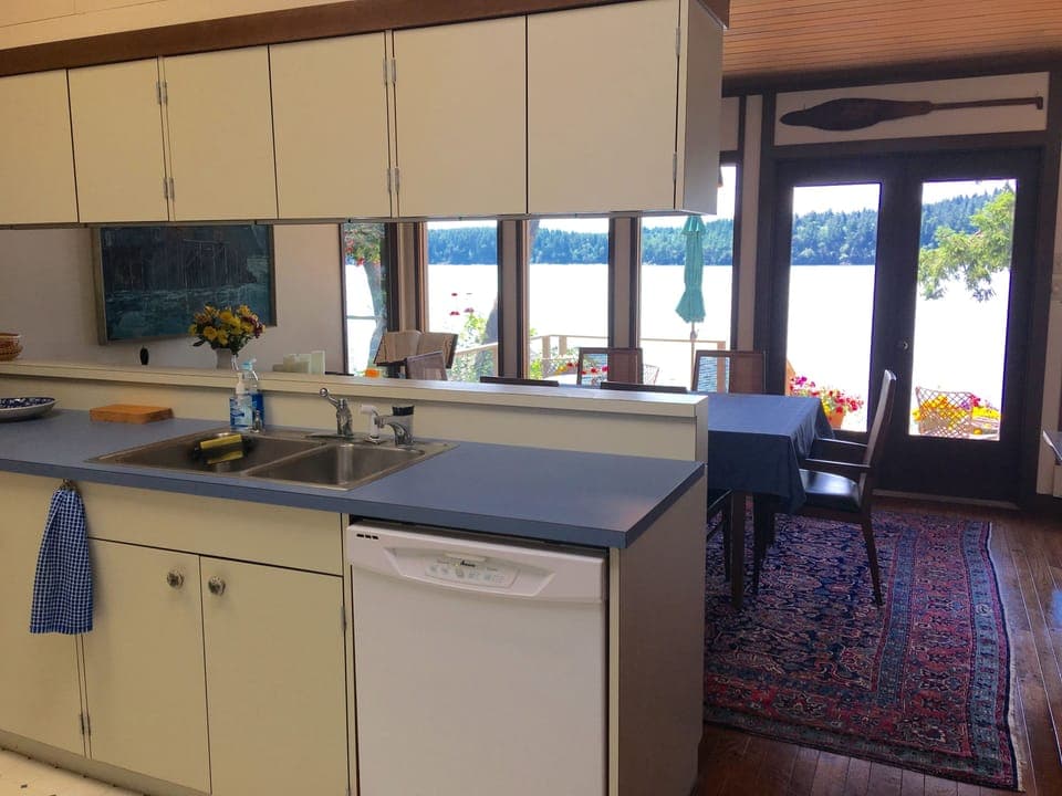 Even doing  dishes is enjoyable in this setting.