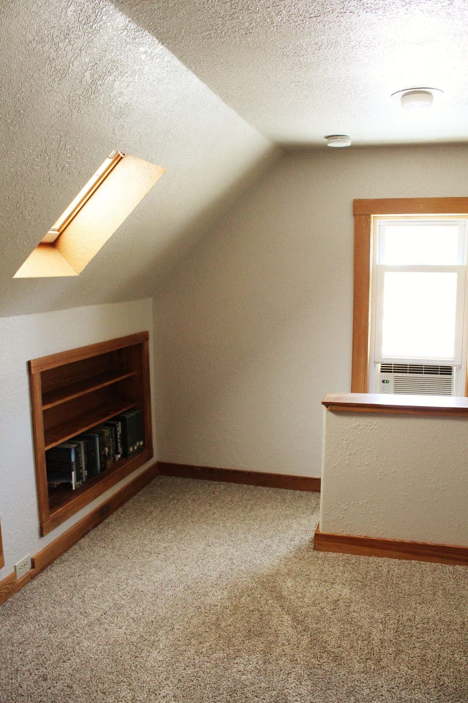 A side room in the loft: perfect for lounging, kids play area, or work area