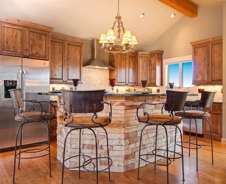Kitchen - 2 ovens, 2 dishwashers, wine/beverage refrigerator