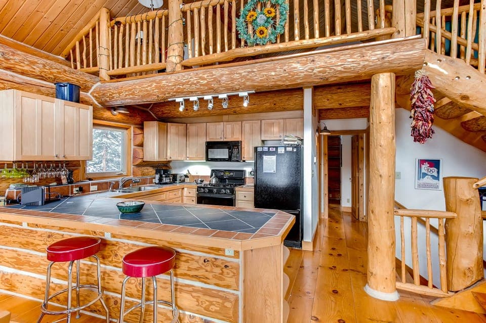 The home feature full exposed logs throughout the home.