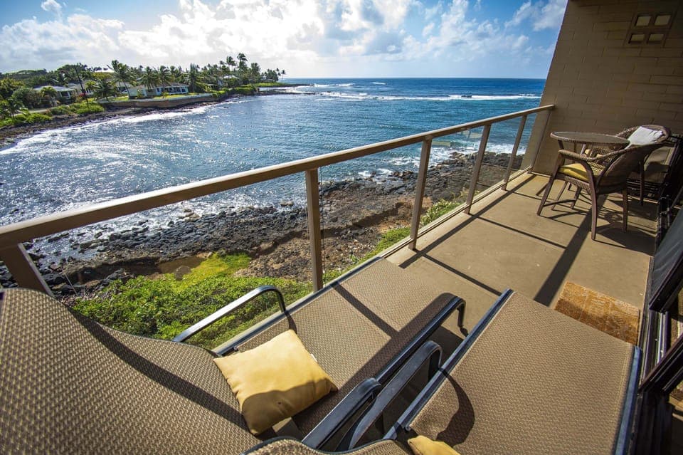 Extra-large lanai. 2 loungers, tall bistro, extra table and chairs. So relaxing.