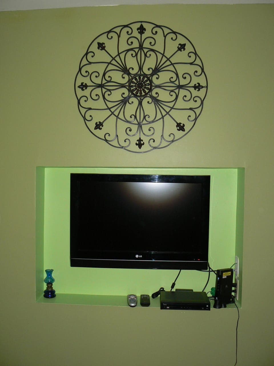 Studio Suite LCD TV, Cable, WiFi, DVD Player