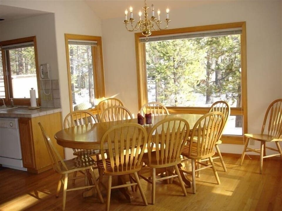 The dining table expands to accomodate 10 guests.