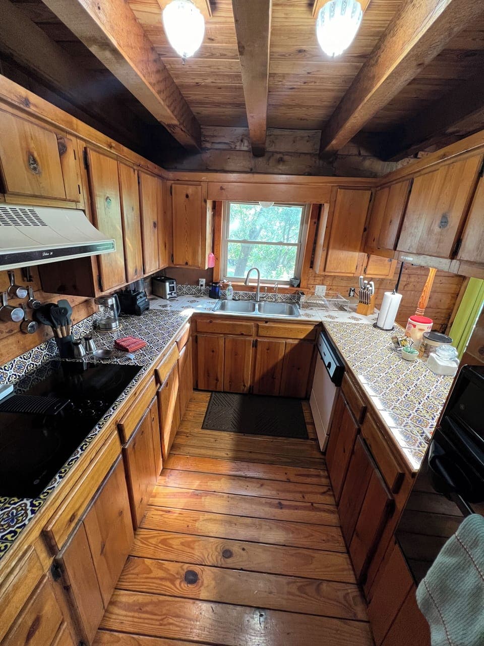 Full kitchen has all you need!!