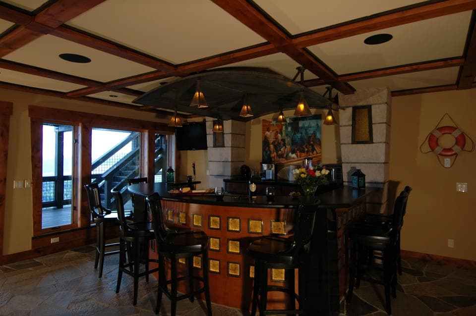 Irish Pub on level 2! with 6 Tv's!