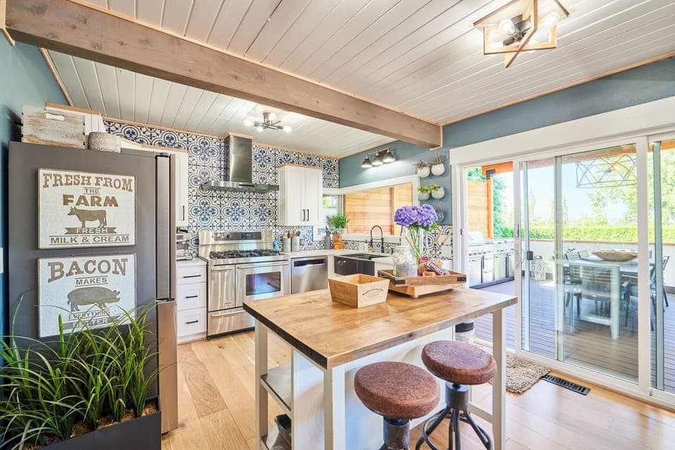 Gorgeous kitchen with gas range 
