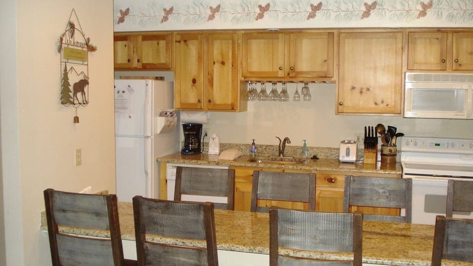 Fully equipped kitchen with seating for 8