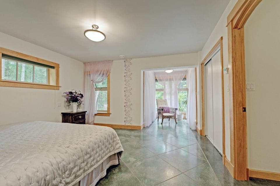 For 6+ people, two single rollout beds are set at the place of the chair 