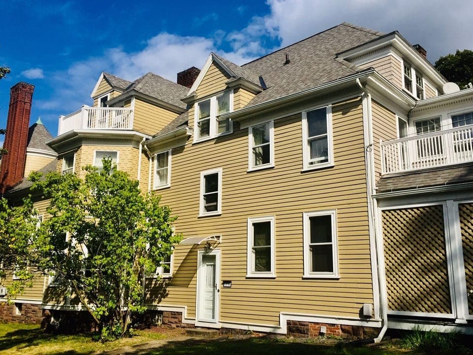 Guest Suite atop a Victorian mansion, close to Corning Glass Museum.