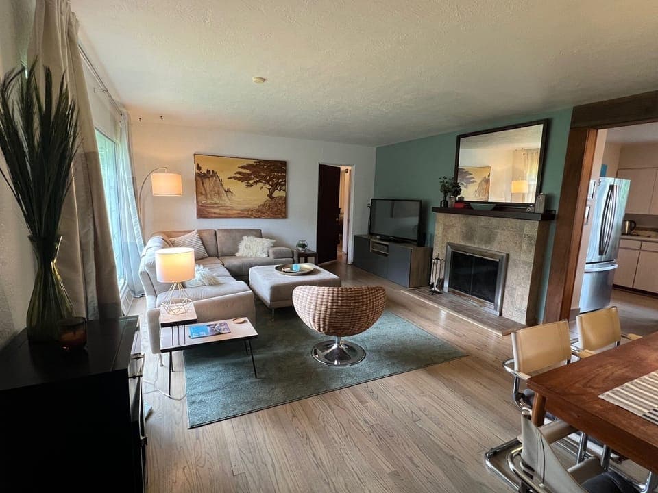 Entrance to Hillside Hideaway, Living & Dining room with fireplace and TV