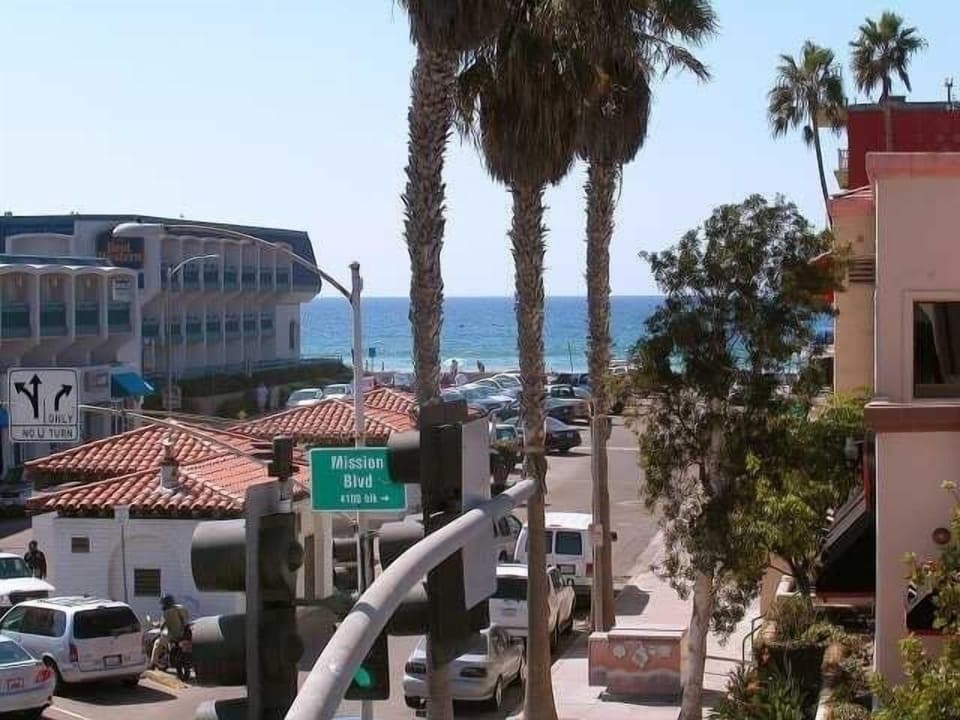 The beach is just across the street. Walk to the  boardwalk, shops & restaurant