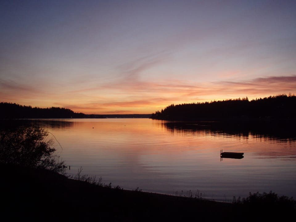 Enjoy all that nature has to offer on 100' of Pleasant Beach waterfront.