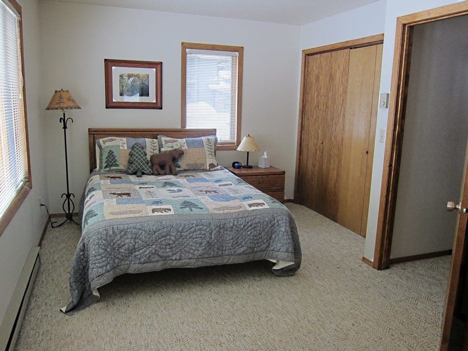 2nd Bedroom - Queen Bed