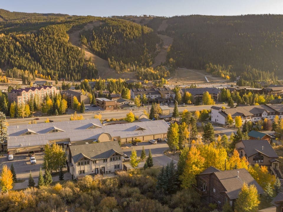 The Retreat--walk to 7 restaurants; walk or shuttle to the Mtn. House lifts.