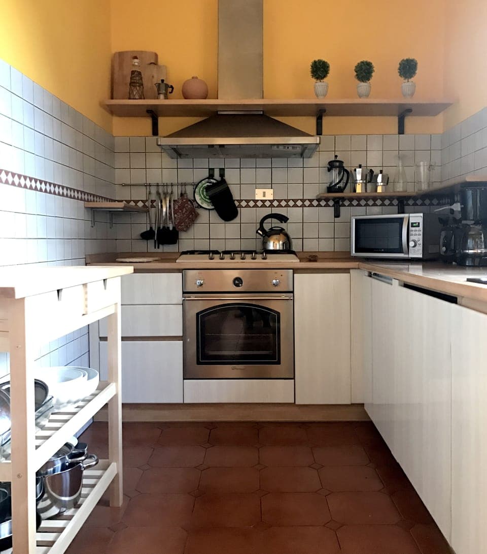 Fully equipped kitchen. "Kitchen has all cooking pans you needed" – Terri