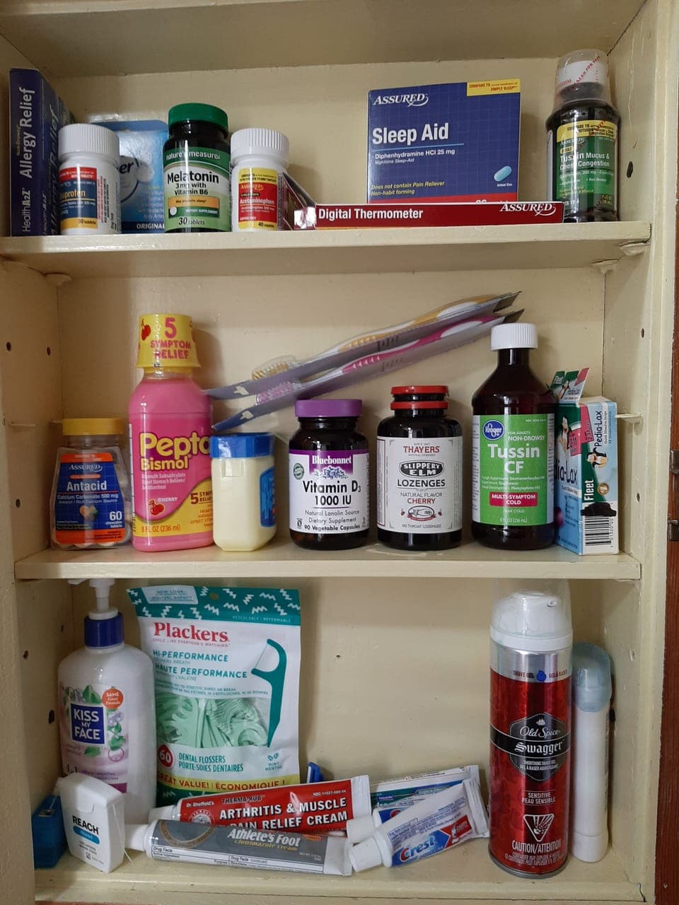 BATHROOM (MAIN FLOOR)