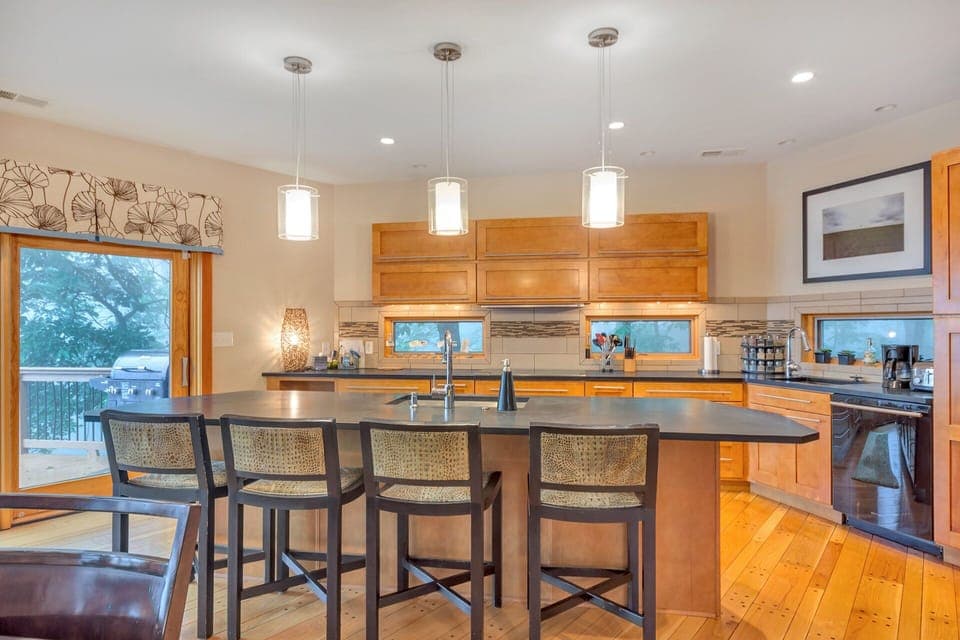 Great kitchen island!