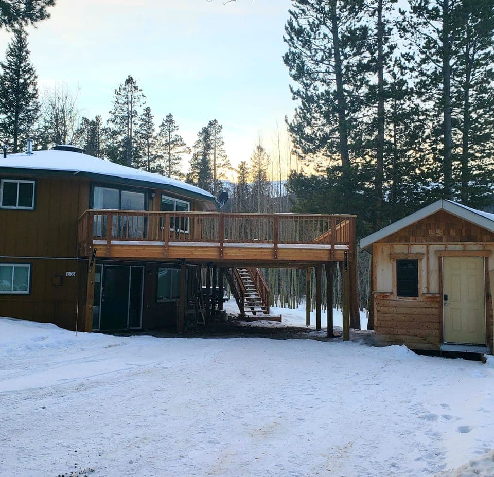 Cozy and private setting with covered  parking and huge deck