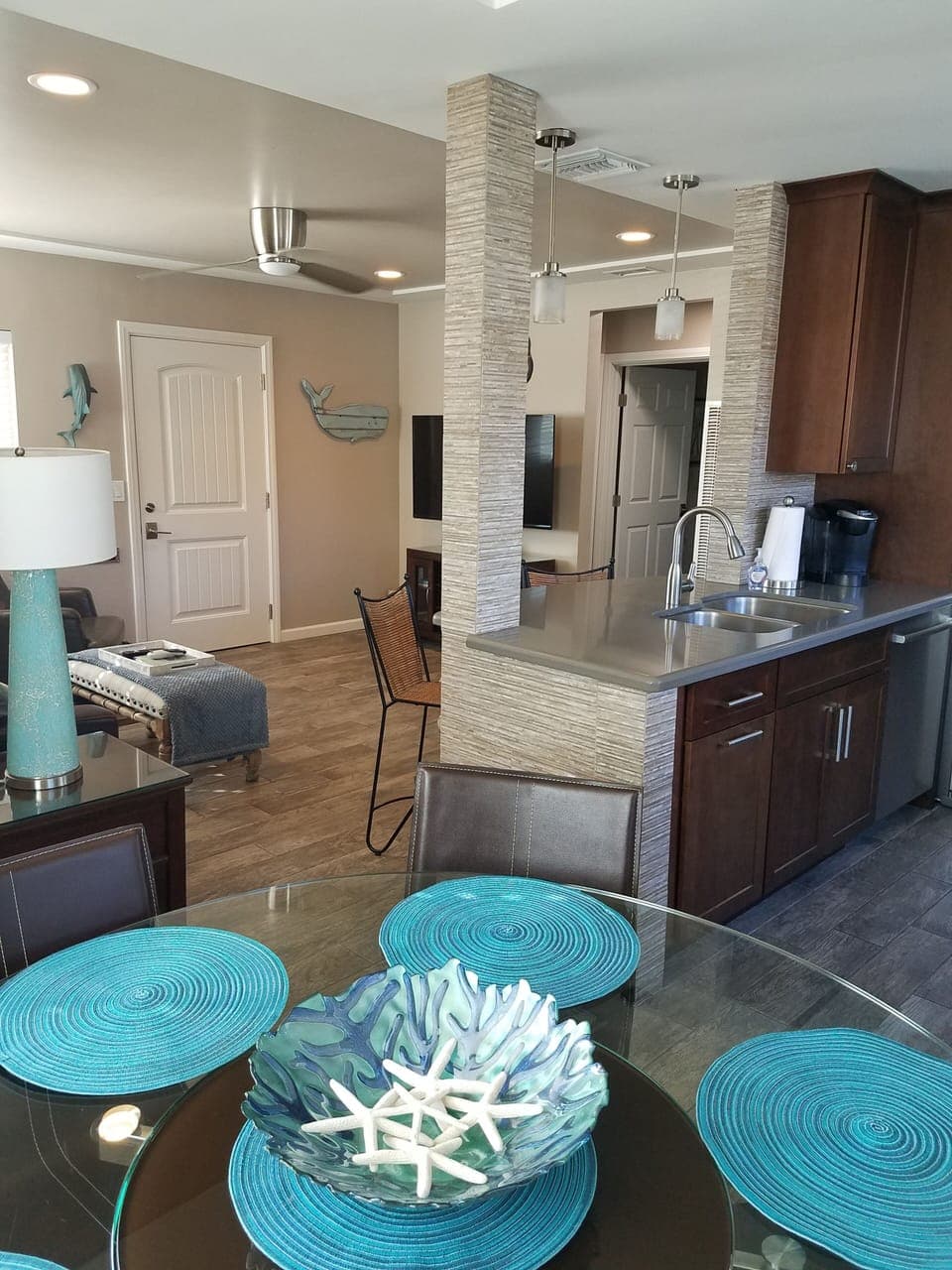 Dining Room seats 6 with seating for 2 at counter
