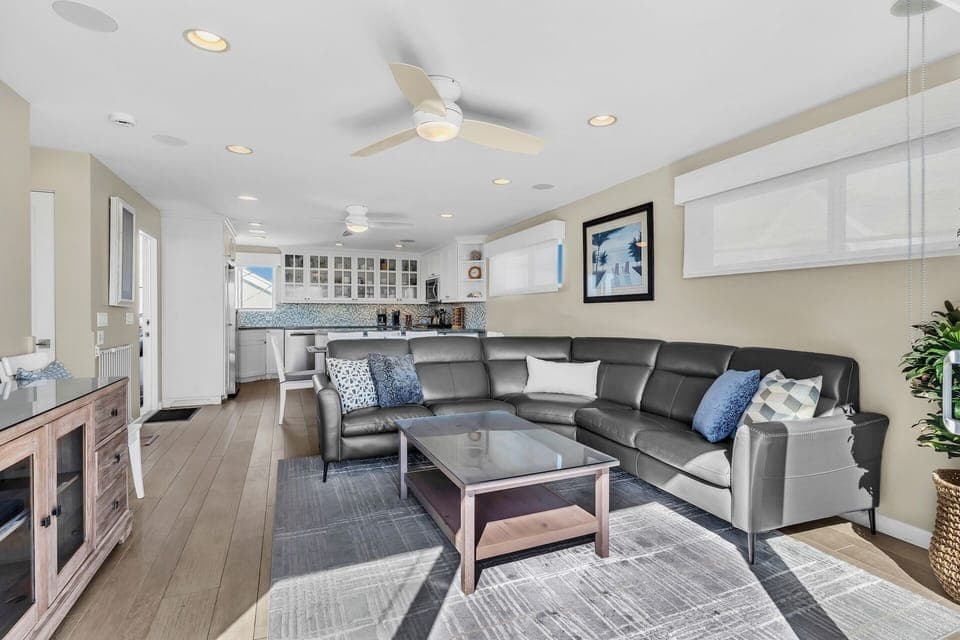 3rd level: Living area with nice open floor plan