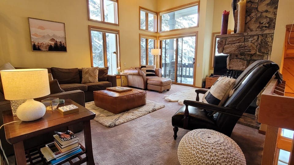 Mountain modern and cozy themed living room.