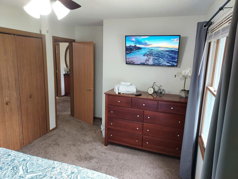 King bed in 2nd bedroom with 55' smart tv