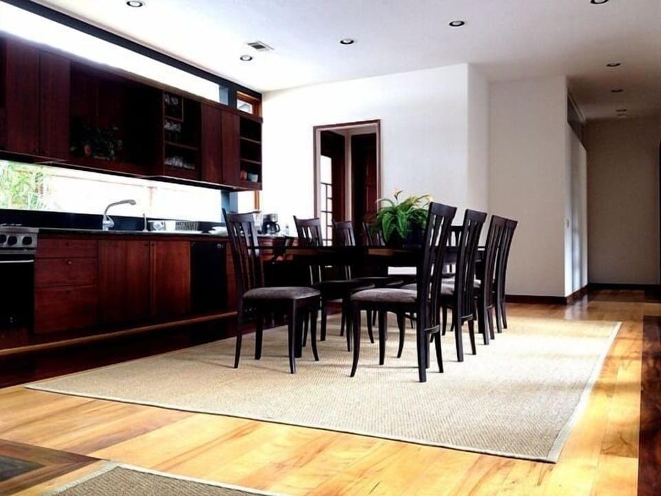.Kitchen and Dining area, easy acces to serve.