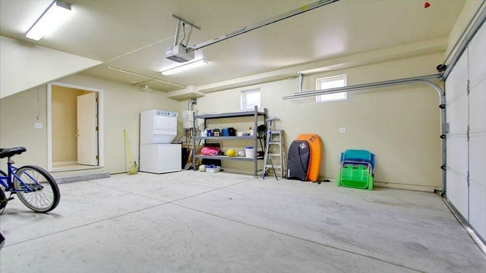 Garage with bikes and beach stuff to use and enjoy