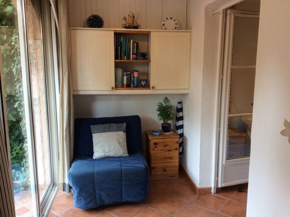 Sun room - single sofa bed