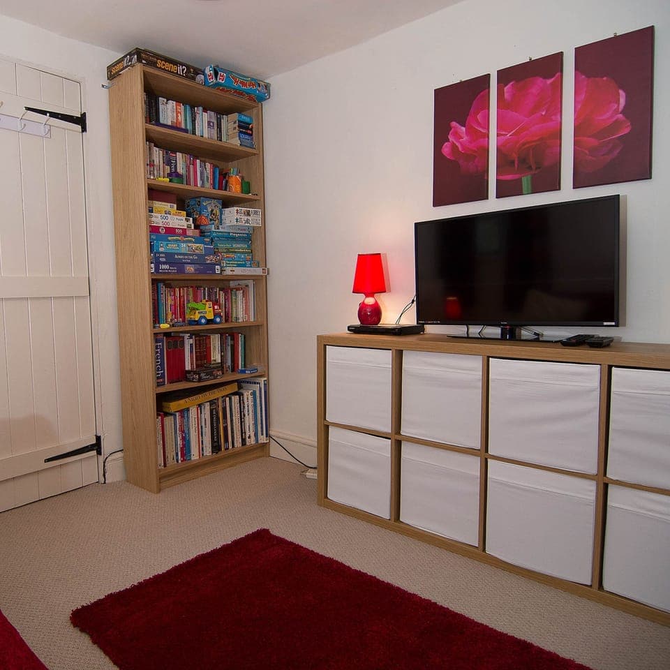 Snug/Occasion bedroom 6 with HD tv, Chromecast, plenty of games, puzzles, books 