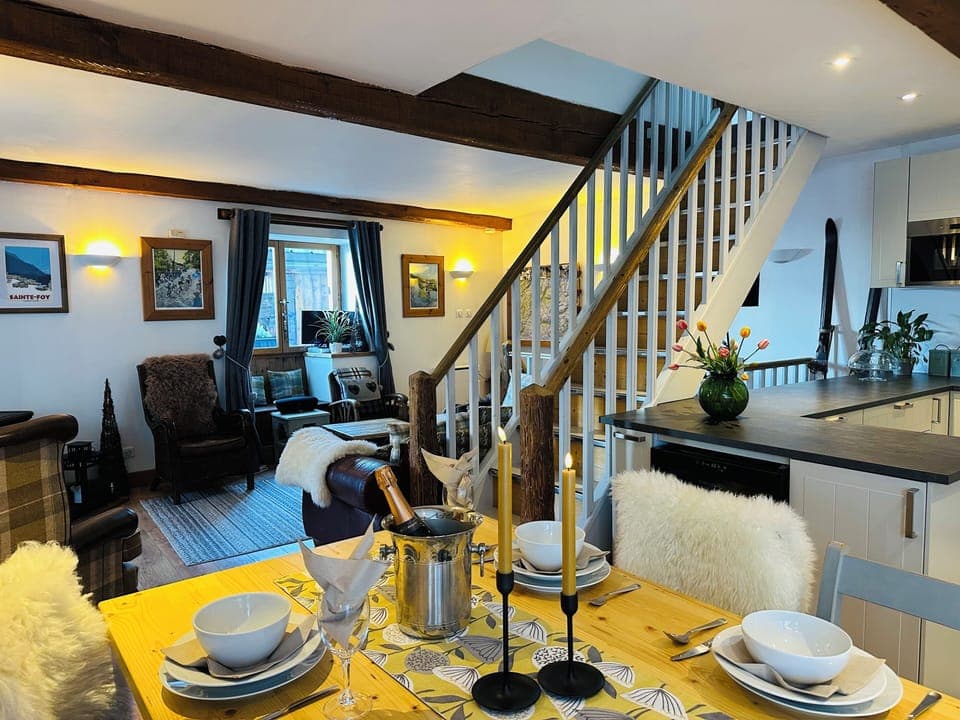 Cosy lounge, dining and Kitchen area