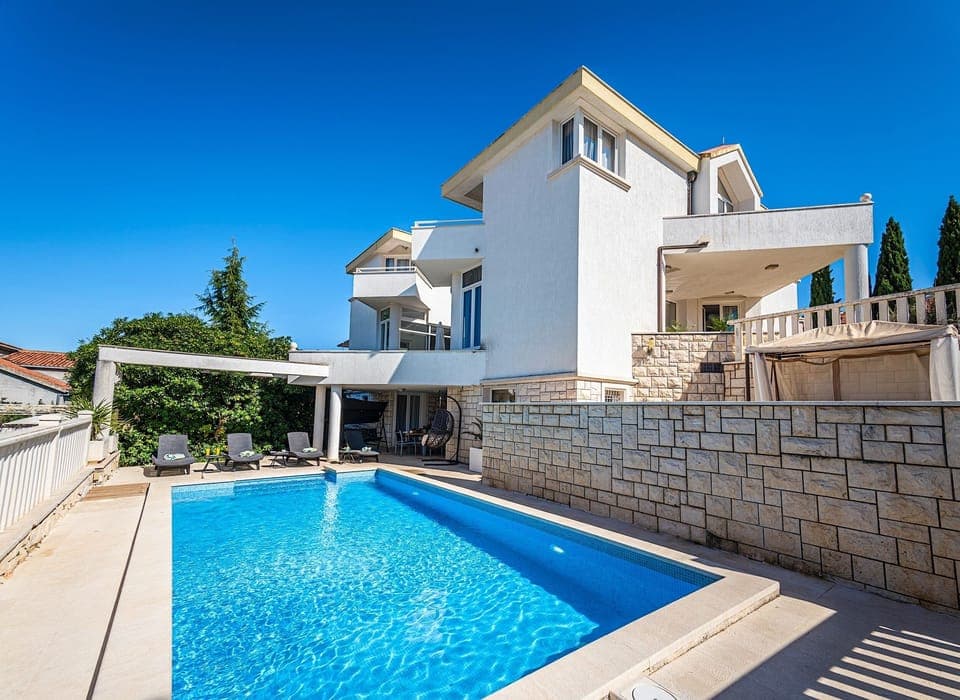 Villa Mediteran facade with pool & outside area
