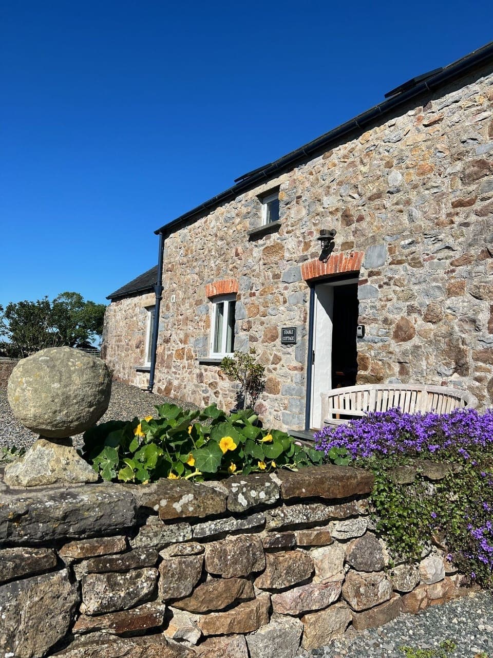 Boutique stone barn conversion. 
Couples retreat / family friendly (extra room)