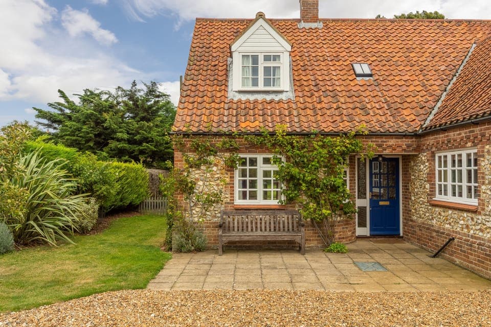Orchard Cottage, Burnham Thorpe: An authentic Norfolk brick and flint detached hideaway