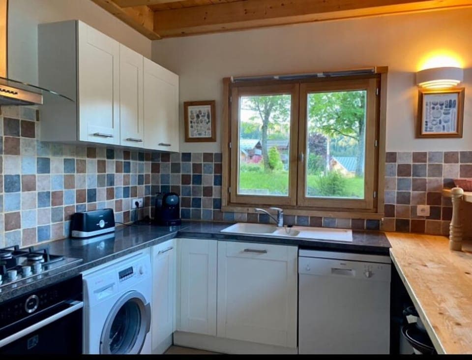 Fully stocked kitchen with all mod cons