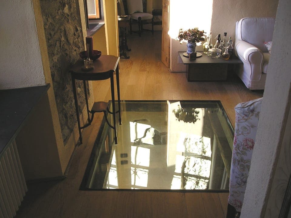 Architectural and scenic transparency boost the house's overall elegance.