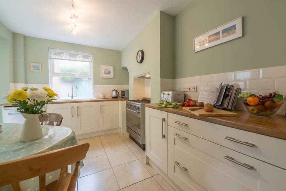 Piper's Lodge, Sheringham: Well-equipped kitchen with breakfast table