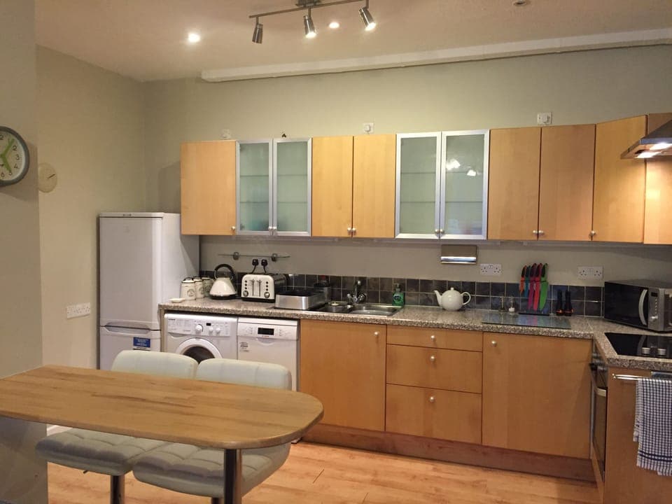 Kitchen and breakfast bar