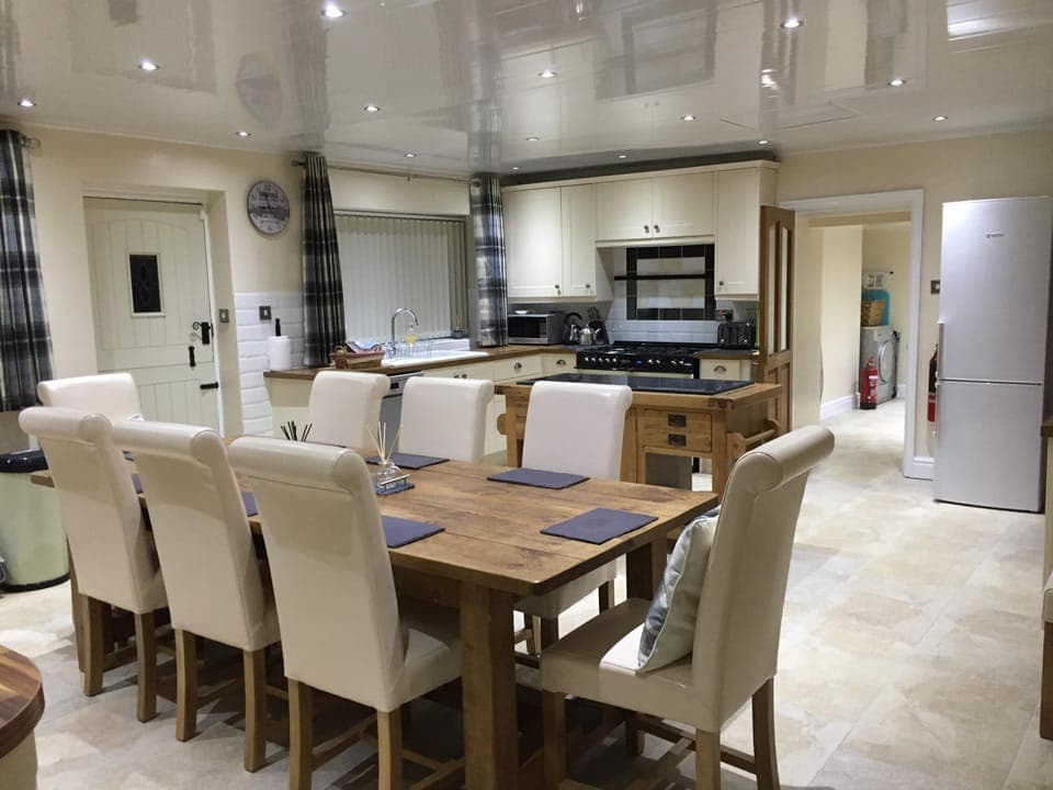 Large Kitchen / Diner ( with Range Cooker &   Dishwasher)