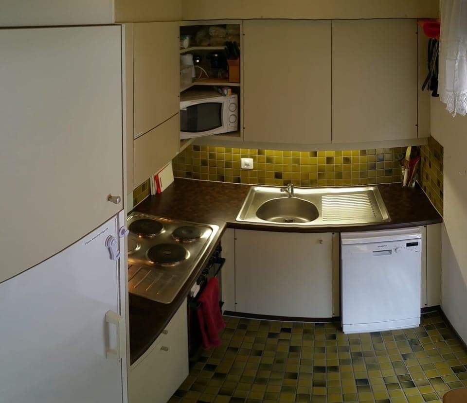 Convenient kitchen, microwave, rice cooked, lots of utensils & crockery