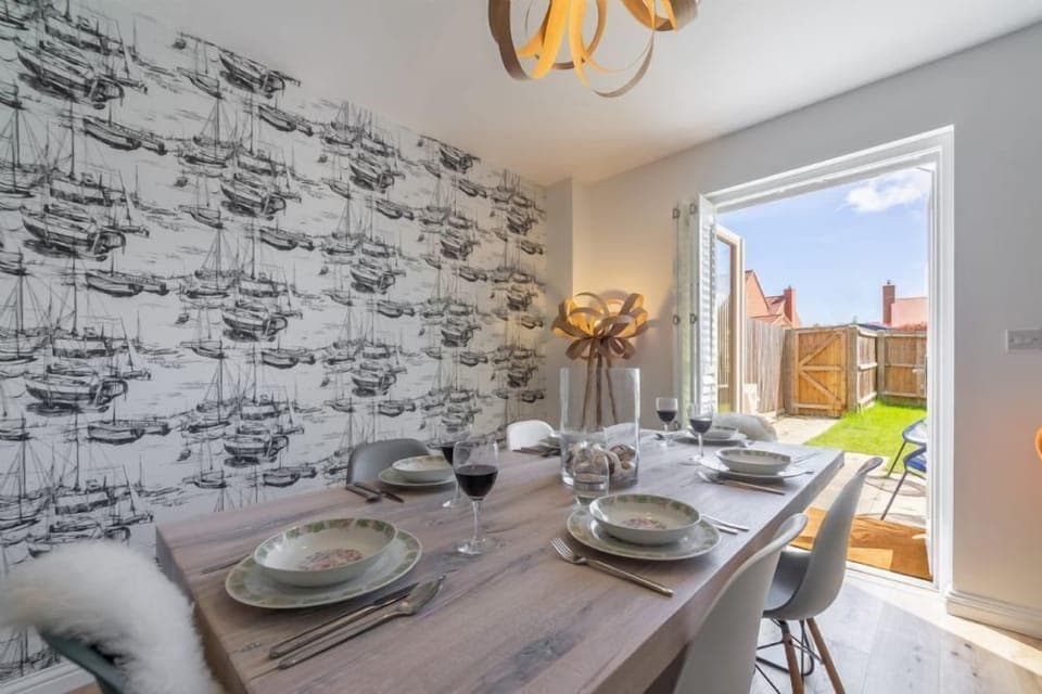 Ground floor: Dining area lets the outside in