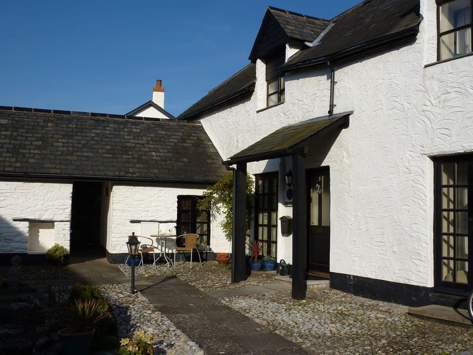 Lovely 16th Century former farmyard building 