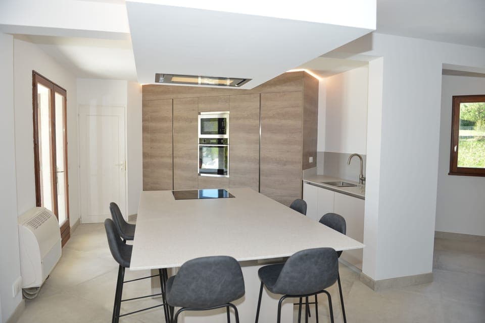 Fully fitted kitchen with breakfast bar/dining (6 places).