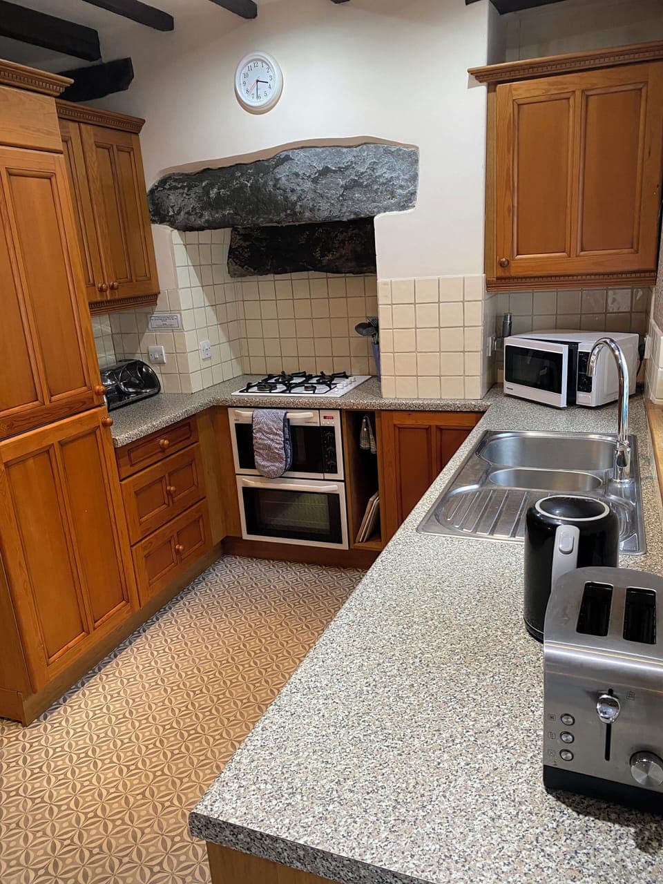 Kitchen with gas hob and electric oven