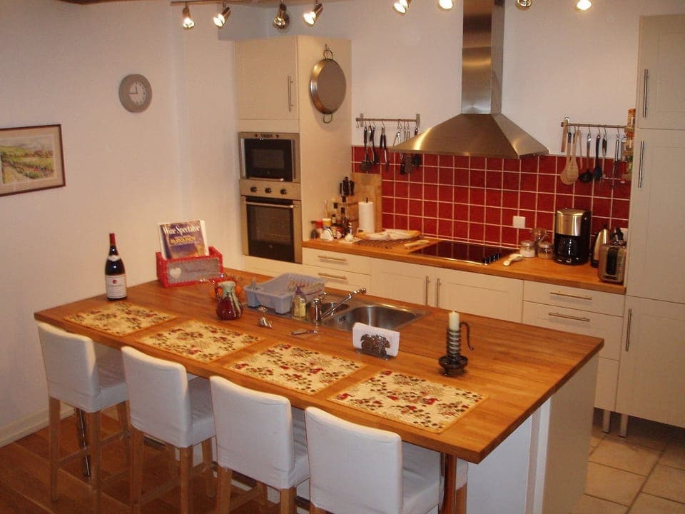 The kitchen dining bar, perfect for casual meals, or to keep the cook company!