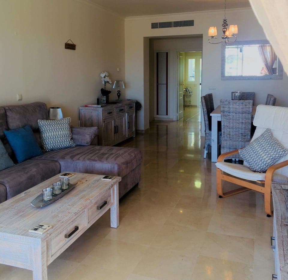 Lounge/diner leading to kitchen 