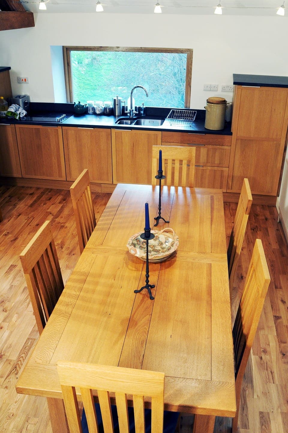 Well equipped kitchen and dining space