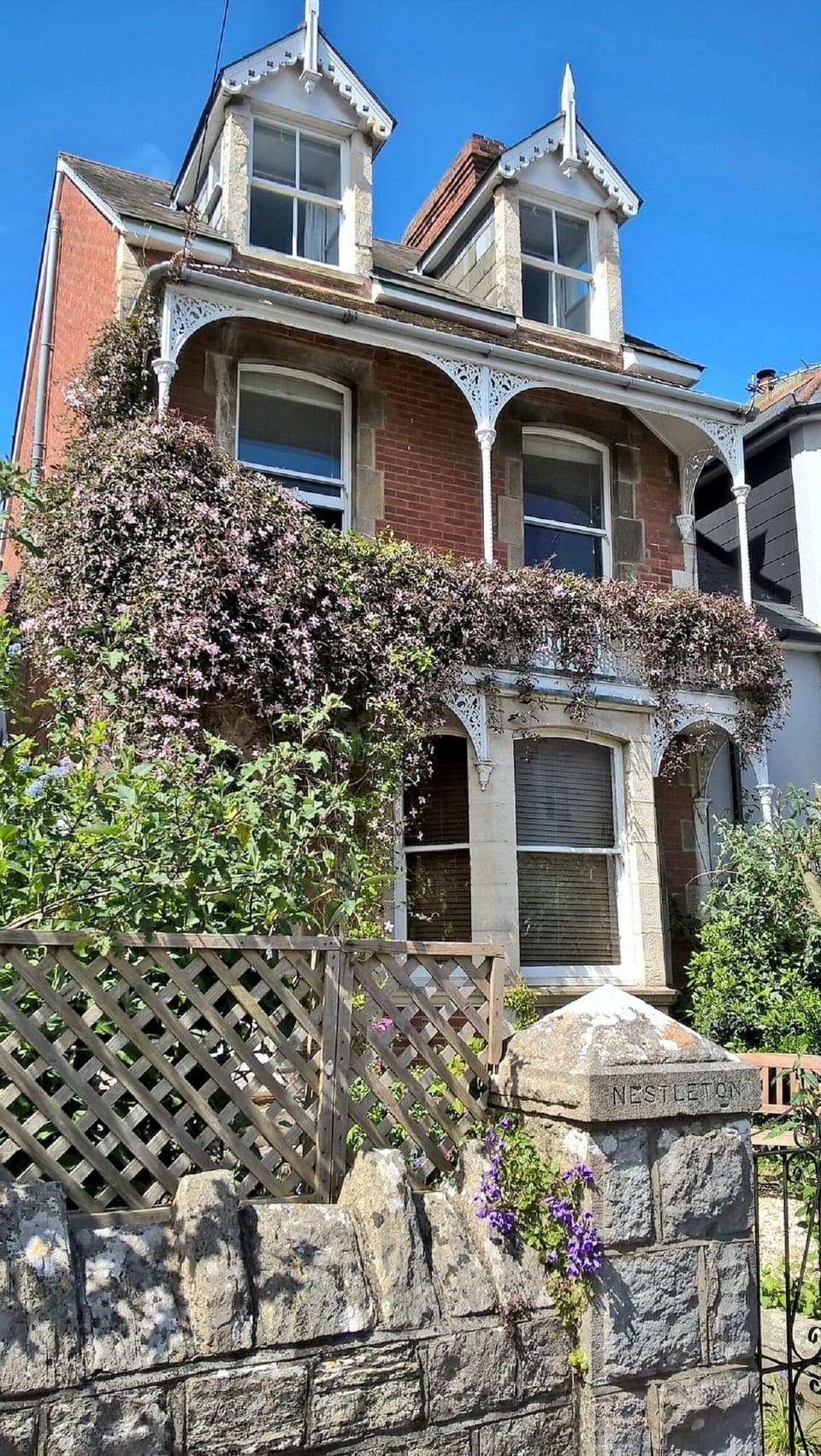 Welcome to  Nestleton- right beside the sea